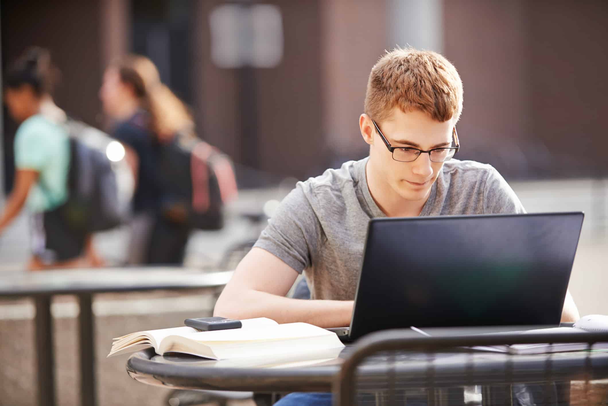 Cropped shot of a college student on campushttp://195.154.178.81/DATA/i_collage/pu/shoots/805416.jpg